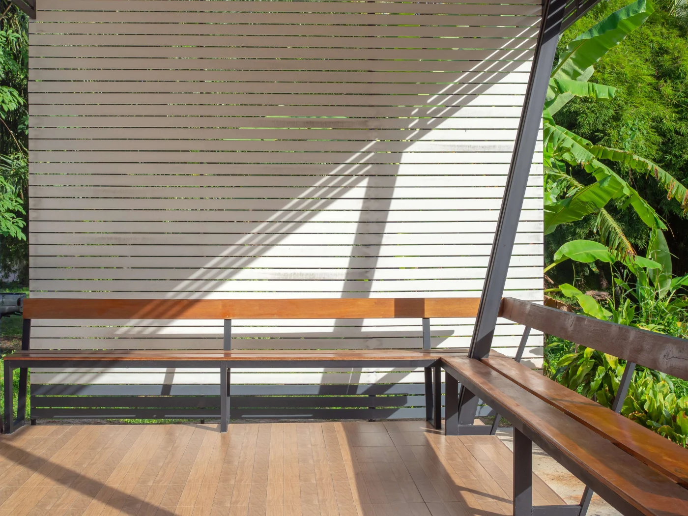White motion screen that can be removed when needed for undisturbed view